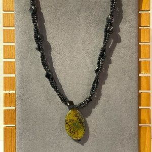 Black beaded twist necklace with agate pendant